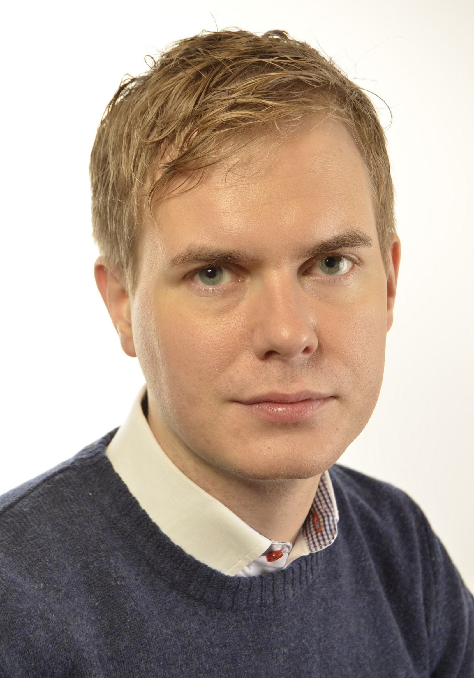 Gustav Fridolin beskrivs som j&auml;gare men vill inte ber&auml;tta om han n&aring;gonsin skjutit ett djur. Dessutom p&aring;st&aring;r Fridolin att han har &rdquo;jaktlicens&rdquo;, n&aring;got som inte existerar i Sverige.