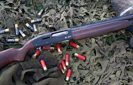 Kamouflagenät är väl ett av de första jakttillbehören man kommer att tänka på i samband med MP 153.