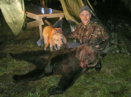 Jim Olsson och Max med den påskjutna och avlivade björnen.