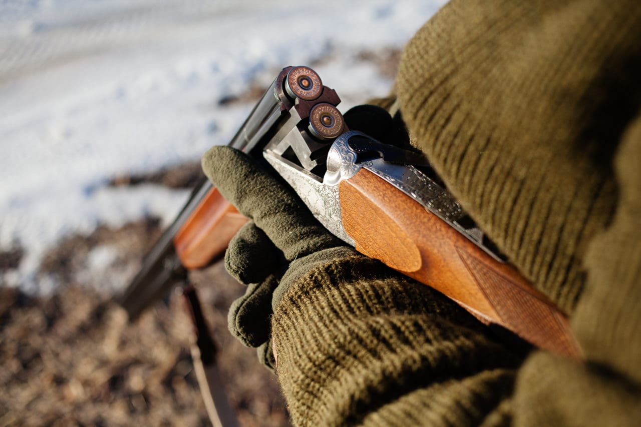 Viltvårdsavgiften ska betalas av alla som jagar. Pengarna går till organisationer som arbetar med jakt-, viltvård- och naturvårdsfrågor.