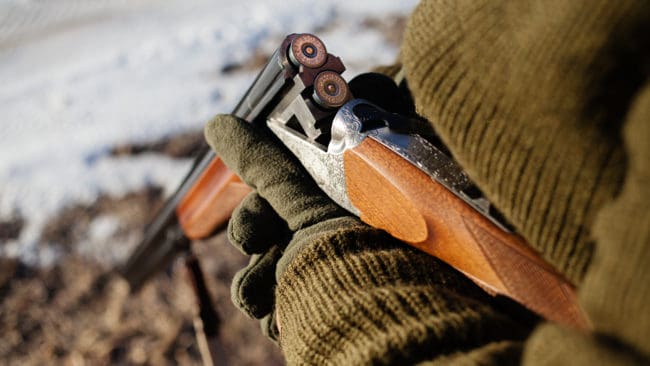 Viltvårdsavgiften ska betalas av alla som jagar. Pengarna går till organisationer som arbetar med jakt-, viltvård- och naturvårdsfrågor.