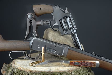 Två klassiker. En modell 94 Takedown tillverkad 1898 i kaliber .30 WCF. Revolvern bredvid är en Smith & Wesson 1917 armérevolver, vilket är lite passande. Smith & Wesson var nämligen en tid involverade i produktion av bygelvapen.