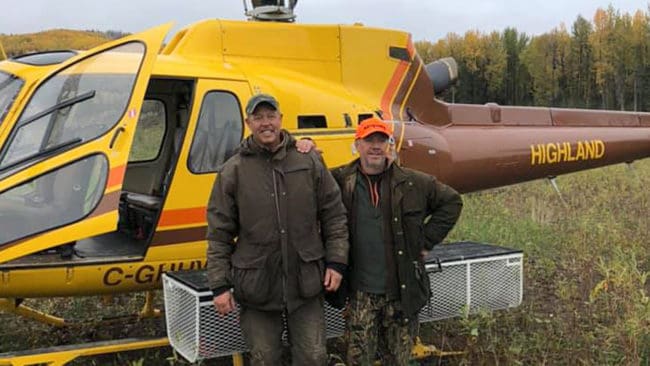 Elkjakten i Kanada slutade med en dramatisk översvämning. Robert Jidesjö från Hallstahammar och Johan Rydberg från Västerås räddades med helikopter från vildmarken i Klippiga bergen.