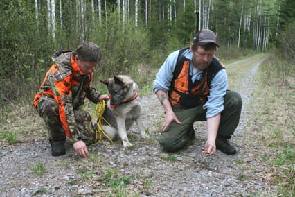 Henrik Rosenlund och Tomas Hamrin undersöker en fingerad skottplats.
