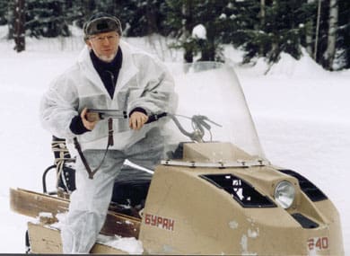 Conny Sandström på vargjakt i Kirovdistriktet i Ryssland, där det är tillåtet att färdas med vapen på skoter. Dessutom fanns det endast hagelbockar med grovhagel som vapen. I Sverige används klass 1-studsare vid skyddsjakt på varg.