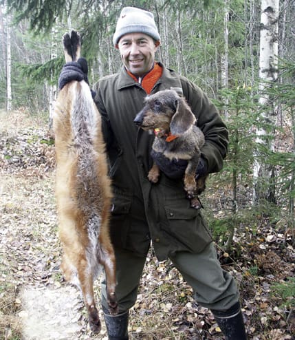 Pertti Siirtola och taxen Ada med ungräven som bjöd på mycket spännande drevjakt.