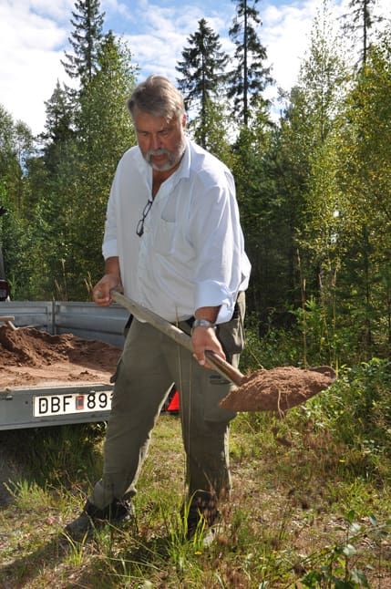 Spadtag emot vargdöden. För Janne Henriksson, ordförande i Garpenbergs älgskötselområde, är det viktigt att inför älgjakten ha koll på om det dykt upp varg på marken. Därför lägger han ut sand