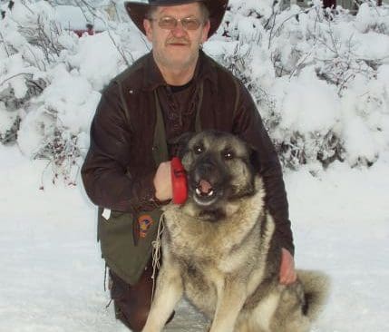 Stig Engman med gråhunden Akitas Roy.