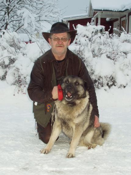 Stig Engman med gråhunden Akitas Roy.
