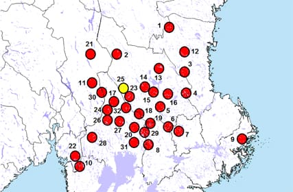Kartan över vargföryngringar. 2010 föddes vargvalpar i 25 helsvenska revir. Året innan var siffran 19. De röda punkterna är fastställda föryngringar, den gula punkten en sannolik.