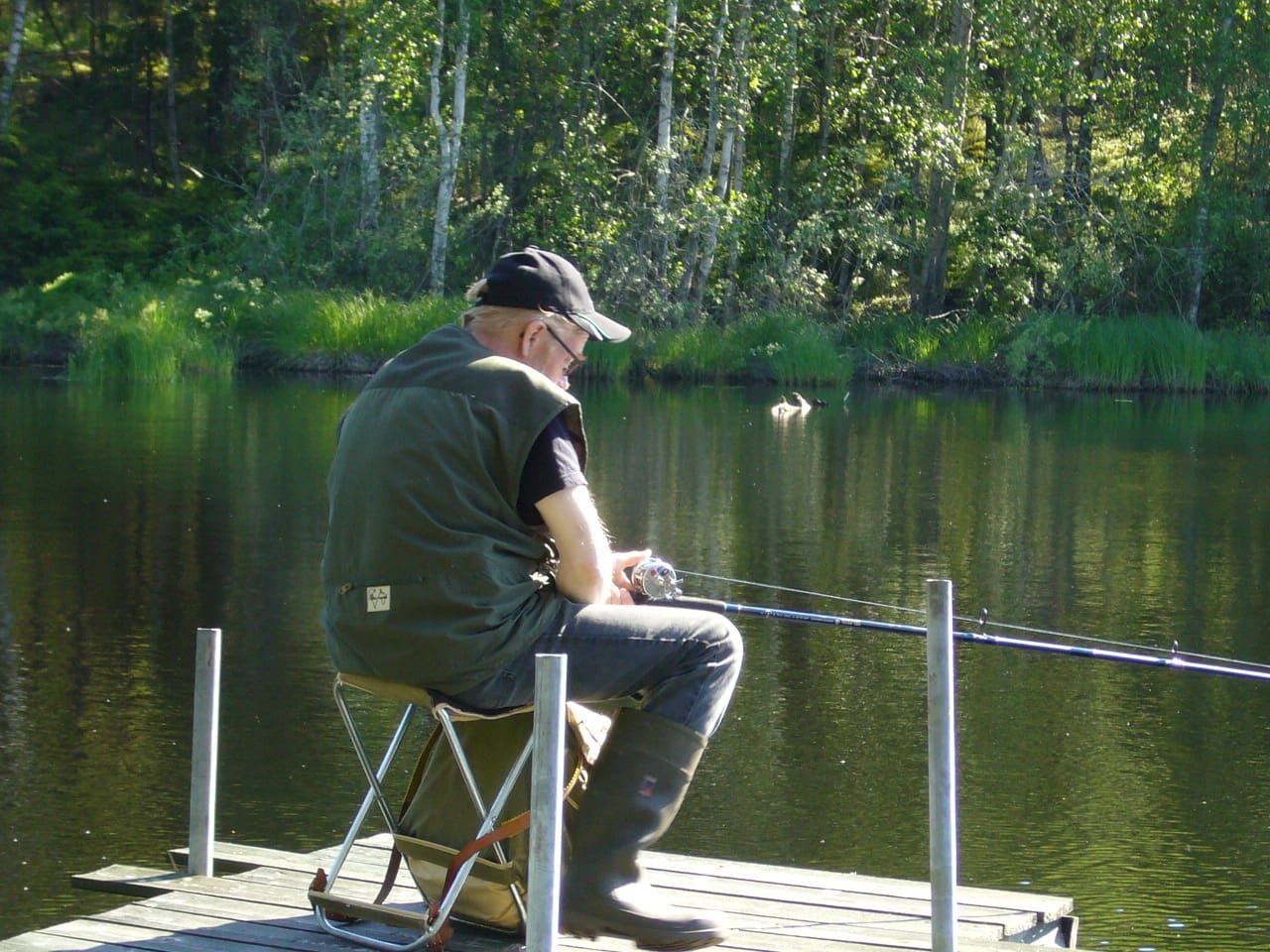 Kenneth Nordström fiskar i lugn och ro.