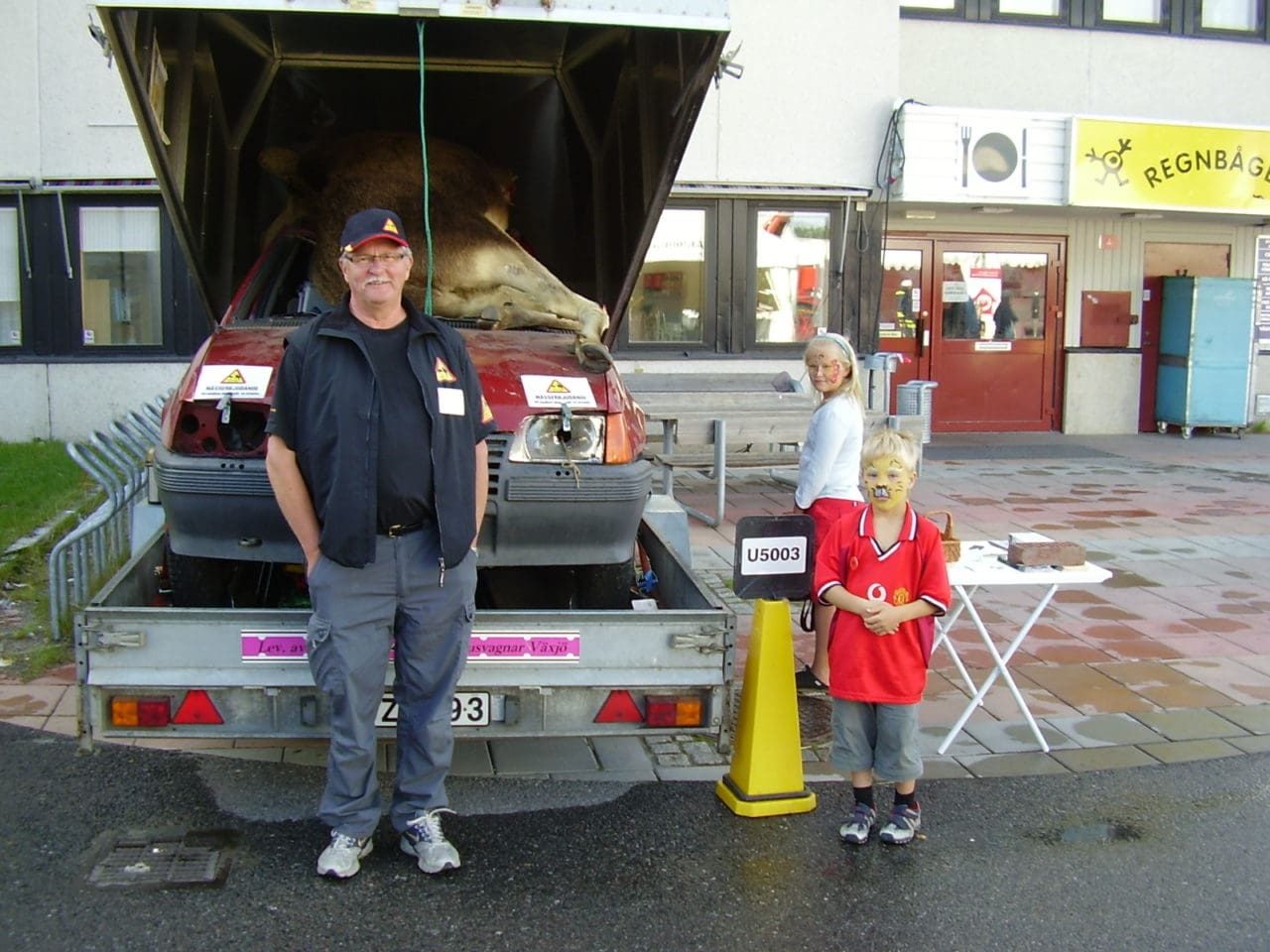 Kurt Lundgren poserar framför Älgskadefondsföreningens demostrationsvagn.