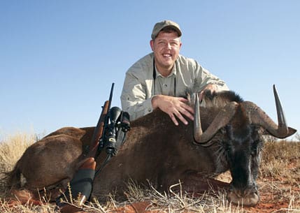 Robert Jidesjö med sin black wildebeest, vitsvansad gnu.