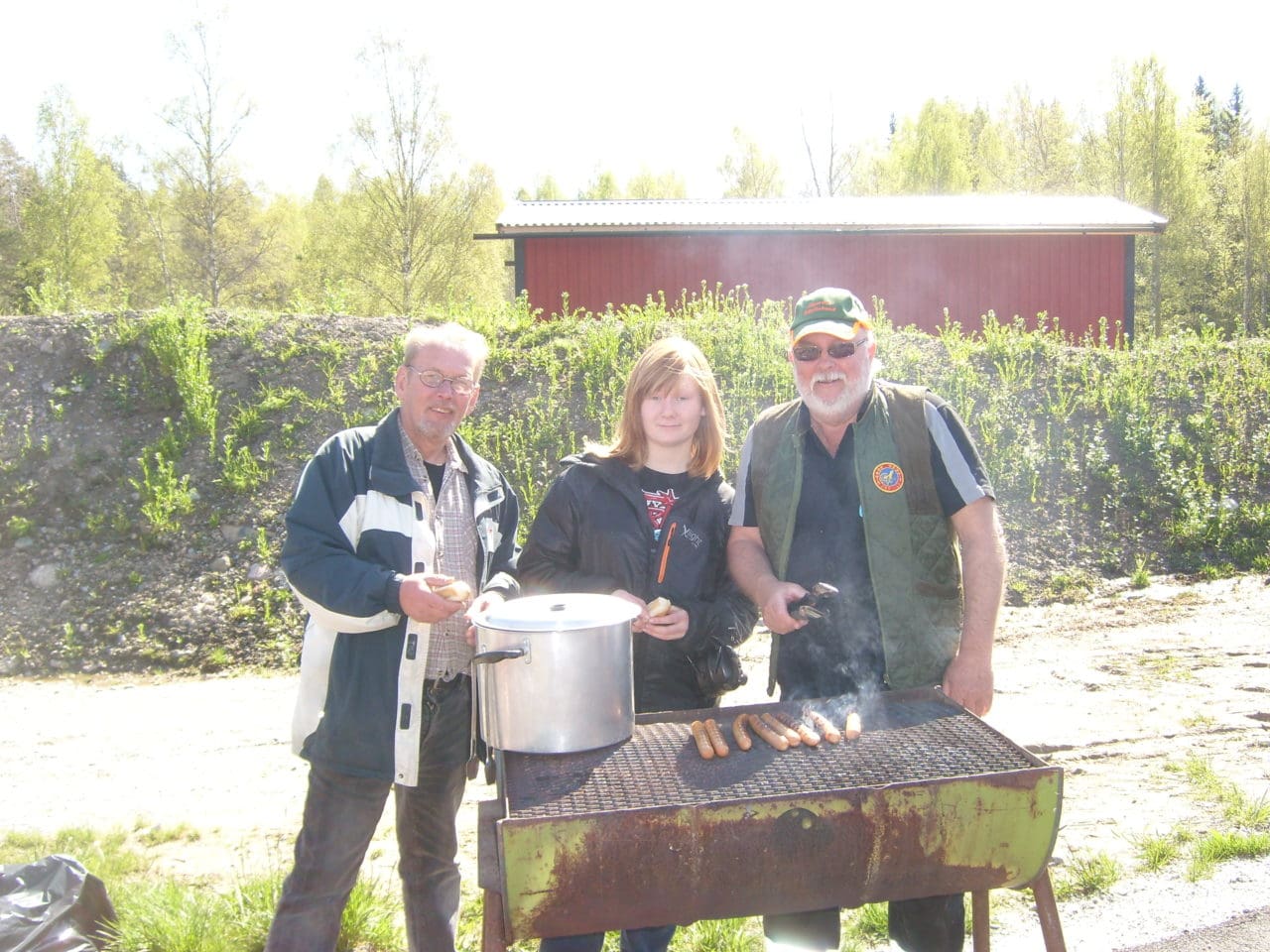 Björn Andersson t.v och Sture Krona flankerar junioren Elin.