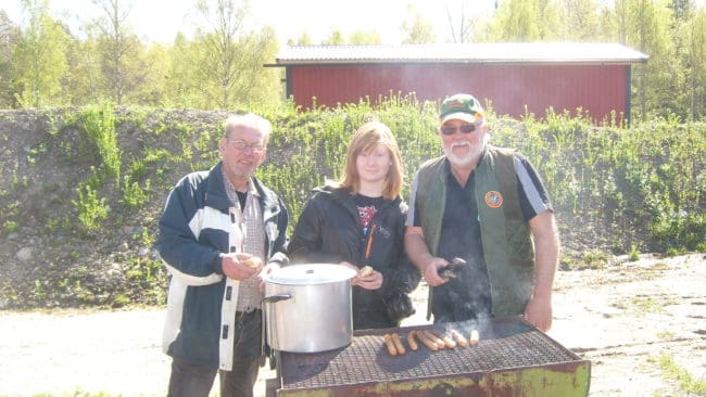 Björn Andersson t.v och Sture Krona flankerar junioren Elin.