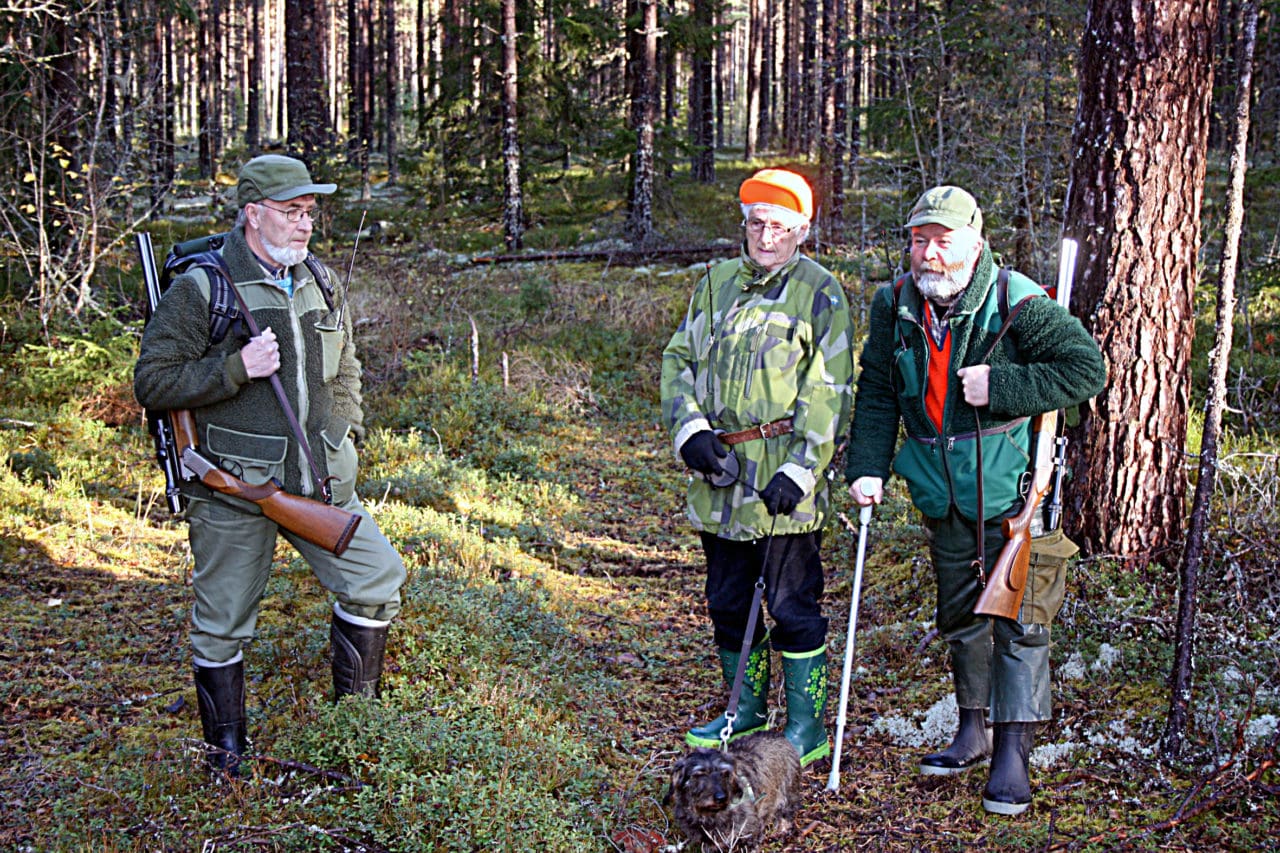 Familjen Johansson i Nås i Dalarna. Från vänster Sven, Aina och sonen Torsten, samt taxen Pia, förstås. Nu är det rådjursjakt och mor Aina bandar med Pia.