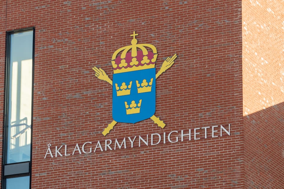 Att bara en liten del av den illegala jakten anmäls, utreds och når domstol borde vara det som upprör jägarorganisationerna och engagerar politikerna, tycker miljöåklagare Christer B. Jarlås.