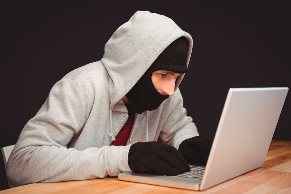 Med höstens jaktsäsong kommer hetsen mot jägare på sociala medier. Jakthatet kan även yttra sig i sabotageaktioner, hot och våld, som sällan leder till att gärningspersonerna blir lagförda.