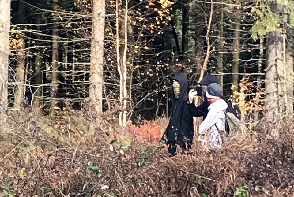 Aktivisterna filmade jägarna och ville prata med dem.