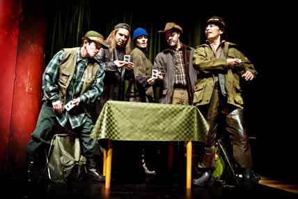 Folkteatern i Gävleborgs pjäs ”Älgaslag” sågas av Arbetarbladets kulturredaktör. På bilden: Arabella Lyons, Fikret Cesmeli, Alexandra Zetterberg, Mats Jäderlund och Ani Guinez.