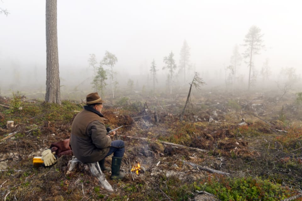 Regissören Martin Johansson och fotografen Göran Strand ska i en reportagebok porträttera ett älgpass från varje kommun i Jämtland. (arkivbild)