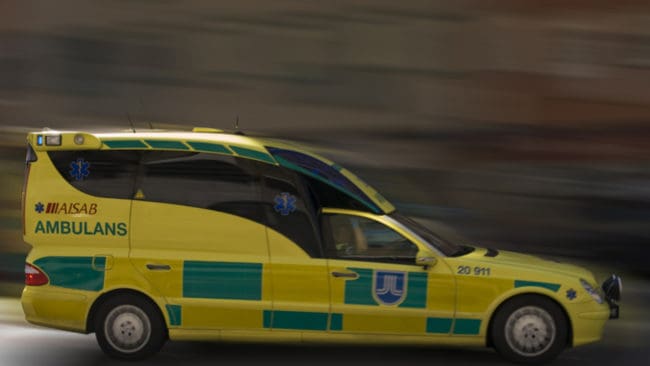 Den vådaskjutne jägaren fördes med ambulans till Sundsvalls sjukhus där han fortfarande vårdas.