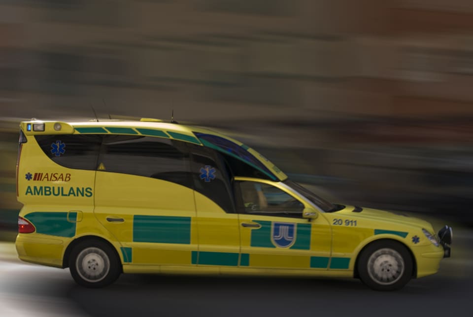 Den vådaskjutne jägaren fördes med ambulans till Sundsvalls sjukhus där han fortfarande vårdas.