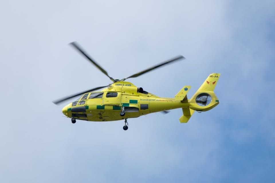 En jägare blev under lördagen vådaskjuten och fördes i helikopter till Östersunds sjukhus.
