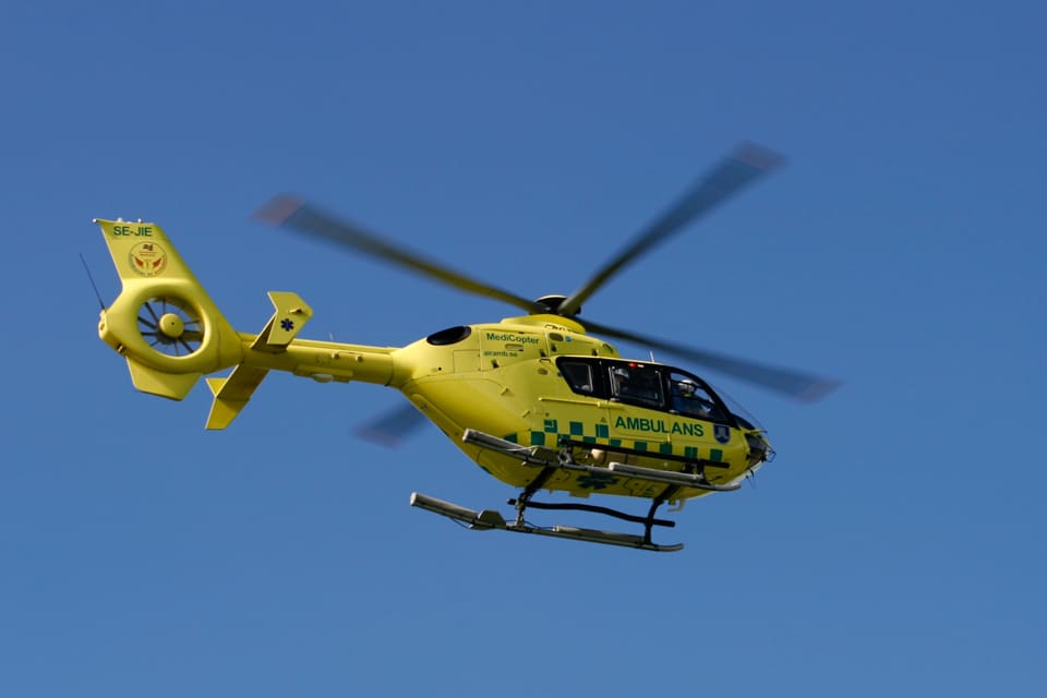 Jägaren utanför Lillhärdal i Jämtland som bets av en skadskjuten björn fördes i ambulanshelikopter till Mora lasarett. (Arkivbild)