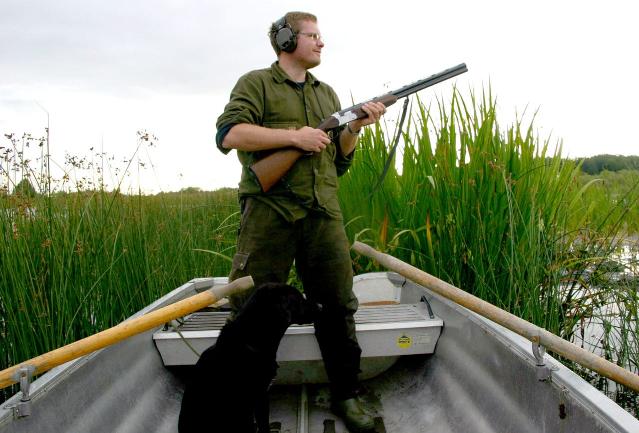 Båda jägarorganisationerna vill behålla förbudet mot blyhagel i våtmarker. Men Jägarnas Riksförbund vill tillåta jakt med blyhagel över djupa vatten.