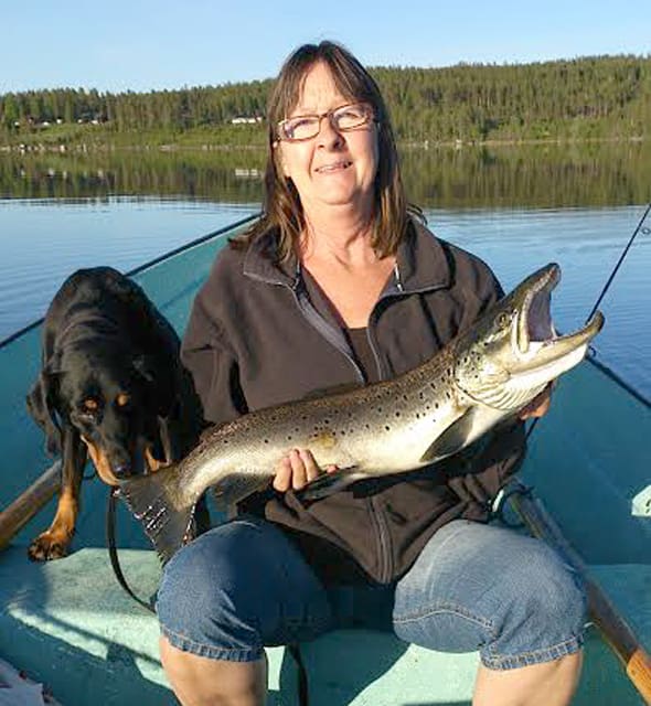 Ann-Britt Edberger, Sösjö/Bräcke, och smålandsstövaren Walle med öringen på 3 525 gram, som fångades på det sambon Rävper kallar en ulkwobbler.