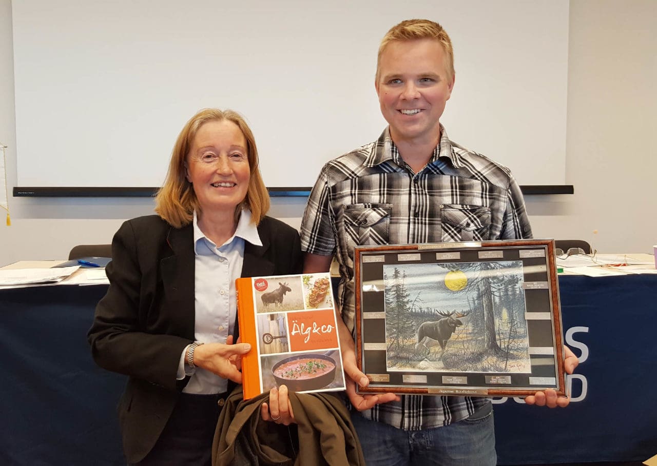 Tomas Hanser, Dalarnas distrikt, mottog utmärkelsen som Årets ungdomsledare av förbundsordförande Solveig Larsson.