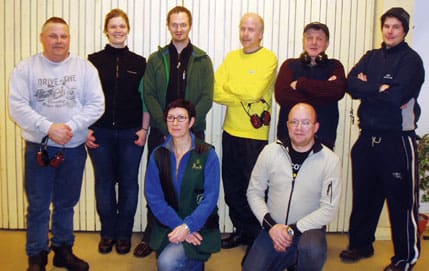 Tränade skytte inför jägarexamen. Från vänster: Roger Forsberg, Marie Kerttu, Dan Bruhn, Jan-Erik Nilsson, Leif Juto och Patrik Enbom. Sittande: instruktören Åsa Karlsson samt Stig Fredriksson.