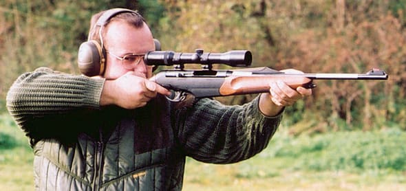 Både jägare och skyttar som ansöker om licens för halvautomatiska studsare riskerar att hamna i ett godtyckligt träsk av tyckande hos de olika polismyndigheterna.