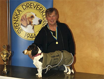 Vinnaren i harhunds-SM, Carlsatorpets Asta och Bo Eriksson.