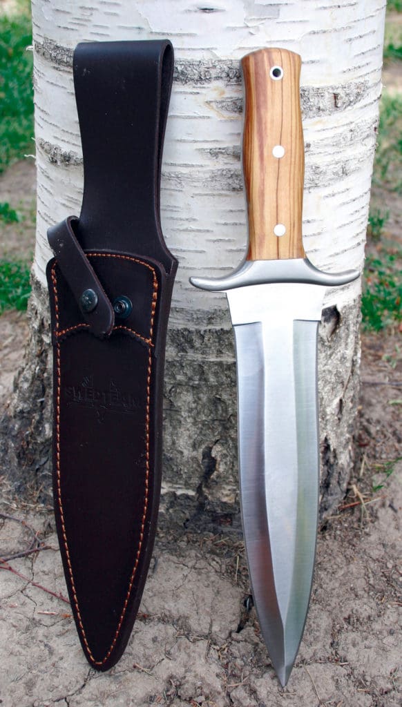 I vissa svåra lägen är en tvåeggad, stor kniv ett nödvändigt stickverktyg för att kunna avliva vildsvin.