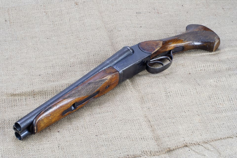 Tre män åtalas för grovt vapenbrott efter att ett avsågat hagelgevär hittades i deras bil i juni i år. (Arkivbild)