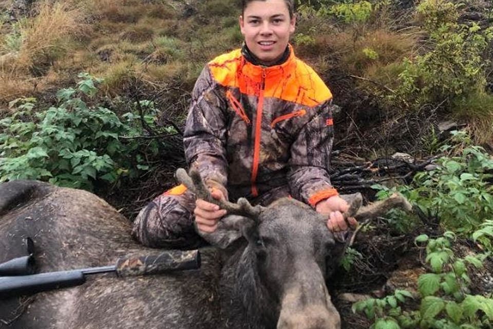 På bara en timme under sin första älgjakt som jägare lyckades Axel Lundström fälla tre älgar.