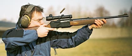 J&auml;gare som provskjuter en halvautomatisk studsare fr&aring;n Browning. Den h&auml;r vapentypen kan bli mycket sv&aring;rare att f&aring; licens f&ouml;r om regeringen f&aring;r best&auml;mma