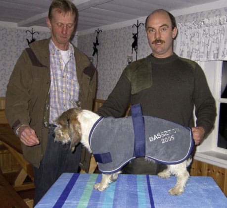 Dålly med ägaren Tommy Buchholtz från Skillingaryd var provvinnare. Till vänster domaren Torbjörn Johansson.