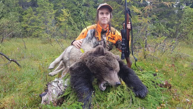 17-åriga Bente Skåle fällde sin första björn under uppsiktsjakt i det jämtländska jaktlaget Storåbränna, där årets första björn sköts av en 16-åring på uppsiktsjakt. Laget var egentligen på älgjakt men istället blev det en sjunde björn fälld.