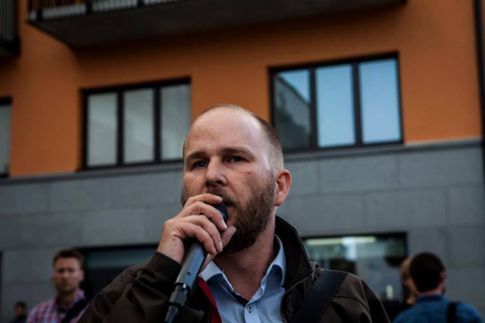 Mattias Bernhardsson (RS) uppmanade medlemmarna i Facebookgruppen Bevara Haninges skogar, skärgård och naturlandskap att utanför kommunhuset i Haninge protestera mot skyddsjakten på Södertörnsvargen.