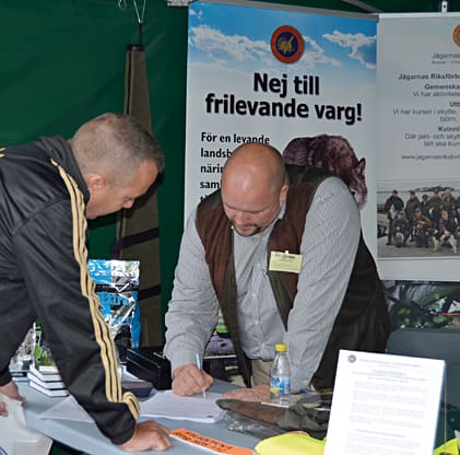 &ndash; Det &auml;r otroligt kul att se p&aring; det stora intresse som finns f&ouml;r J&auml;garnas Riksf&ouml;rbund, likv&auml;l som att det finns s&aring; otroligt m&aring;nga duktiga och engagerade funktion&auml;rer, sammanfattar JRF:s generalsekreterare Per Wanstr&ouml;m (till h&ouml;ger) helgens m&auml;ssa p&aring; Bosj&ouml;kloster.