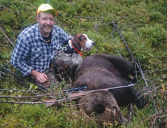 Mikael Ahnström och finnstövaren Eilert med hanbjörnen på 195 kilo.