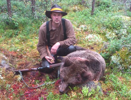 Den lättade björnjägaren Per Arne Forsberg vid sin 123 kilo tunga björnhonan.
