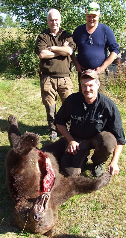 Cenneth Hermansson och några jaktkompisar vid den 128 kilo tunga björnhonan.
