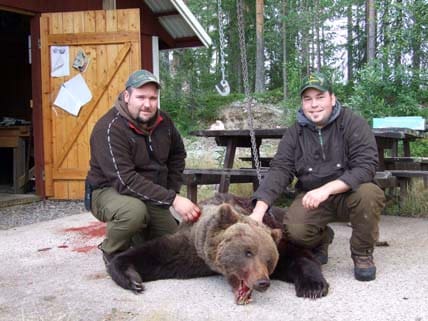 Dubbelskyttarna Henrik Karlberg och Tobias Johansson vid sin björnhanne på 150 kilo.