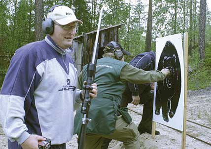 Skogsbolagen Holmen, Bergvik och Sveaskog kräver att björnjägare på deras marker ska ha klarat skjutprovet Björnpasset.