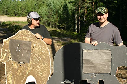 Redo för att skjuta det svenska björnpassprovet i Torsåker, Sverige. Det norska jägarförbundet pekar på Sverige när de vill att björnjaktsprovet ska vara friviillgt.