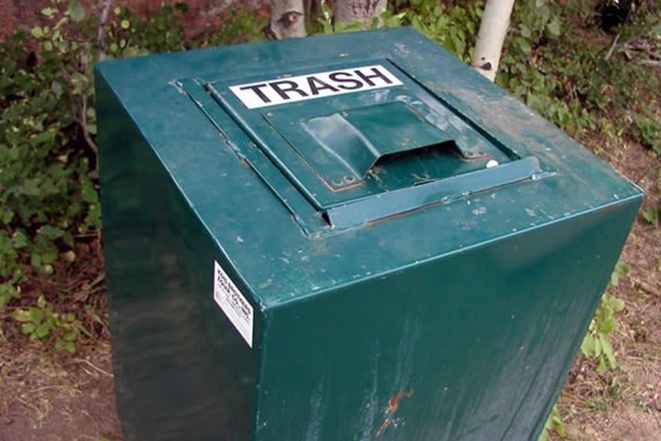 Ett exempel på en björnsäker soptunna vars lock låses automatiskt när det stängs.